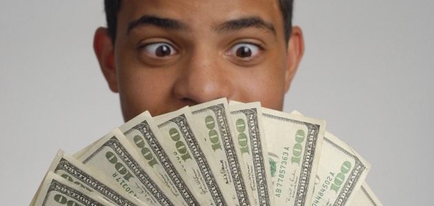 garçon avec liasse de billets